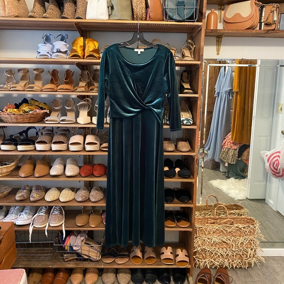 Chaus Dresses & Skirts - Chaus Emerald Velvet Knot Front Maxi Dress